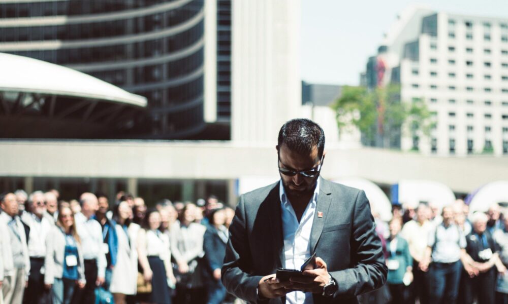 20-Unconventional-Ways-to-Stand-Out-in-a-Crowded-Market-1000x600-9