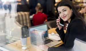 brunette-businesswoman-using-her-smartphone-1000x600-3
