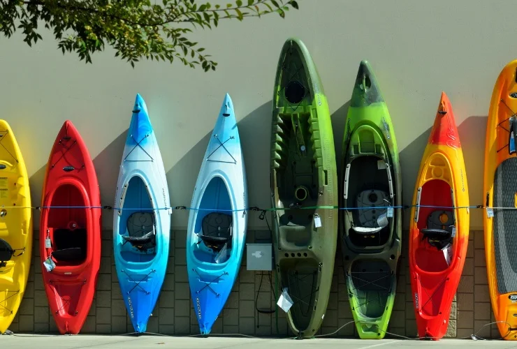 how-to-store-a-kayak-vertically-featured-canva-2