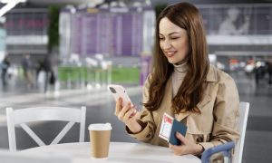 medium-shot-woman-holding-smartphone-1000x600-3